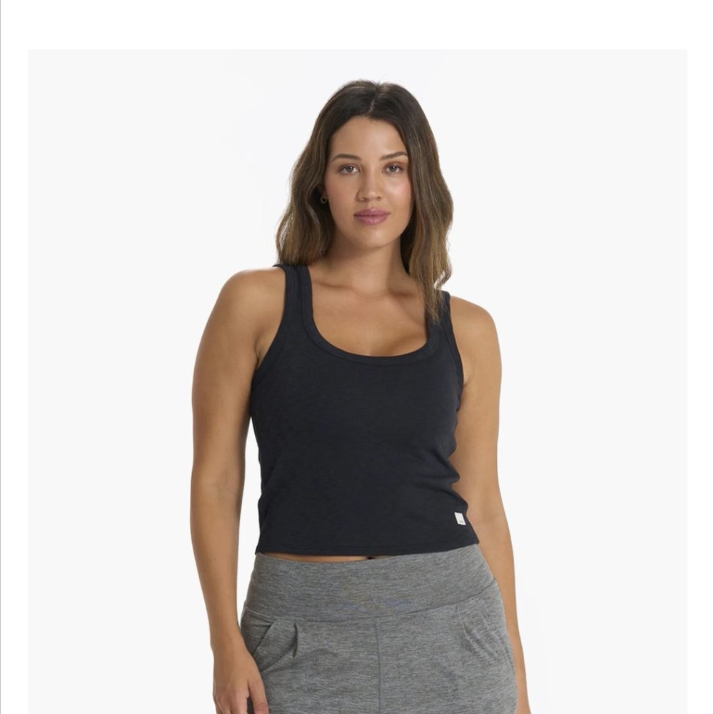 Vuori Sunrise Crop Tank Size M in Pink